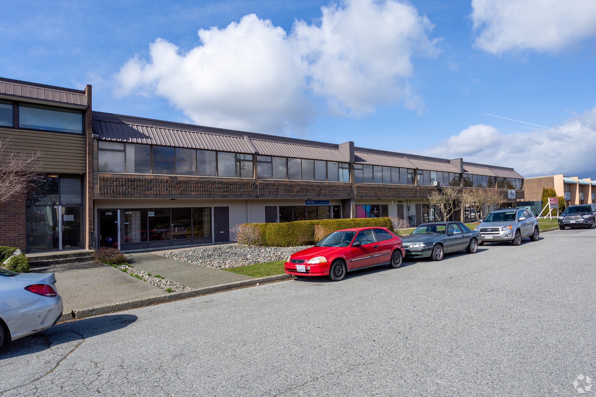 6909-6919 Russell Ave, Burnaby, BC à louer Photo principale– Image 1 sur 4