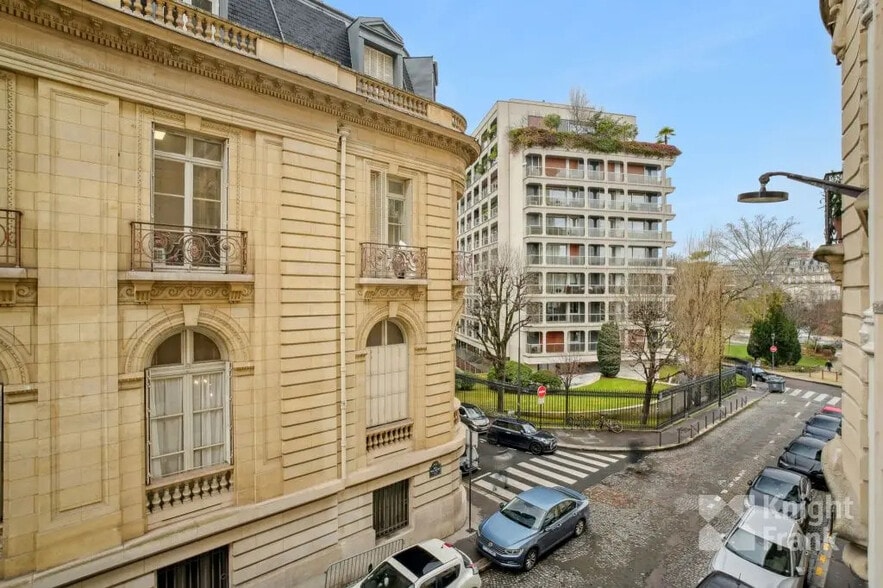 46 Rue Paul Valéry, Paris à louer - Photo de l’immeuble – Image 2 sur 8