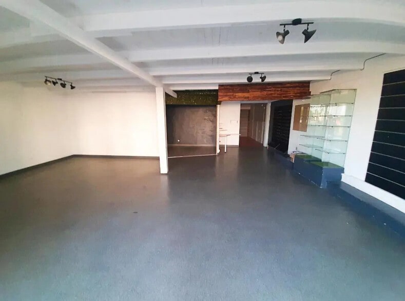 Local commercial dans Antran à louer - Photo de l’immeuble – Image 2 sur 4