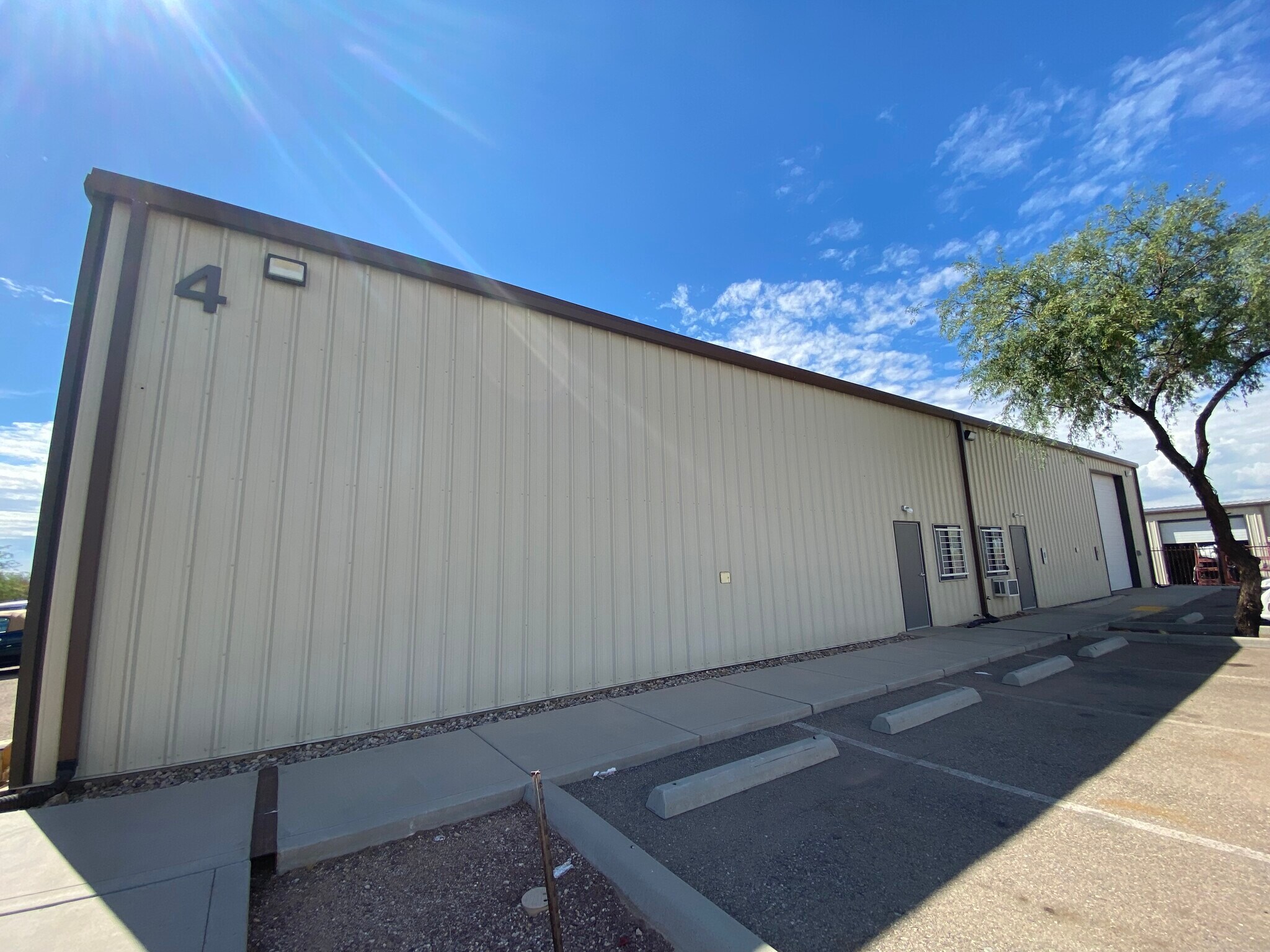 8300 E Valencia Rd, Tucson, AZ à louer Photo de l’immeuble– Image 1 sur 14