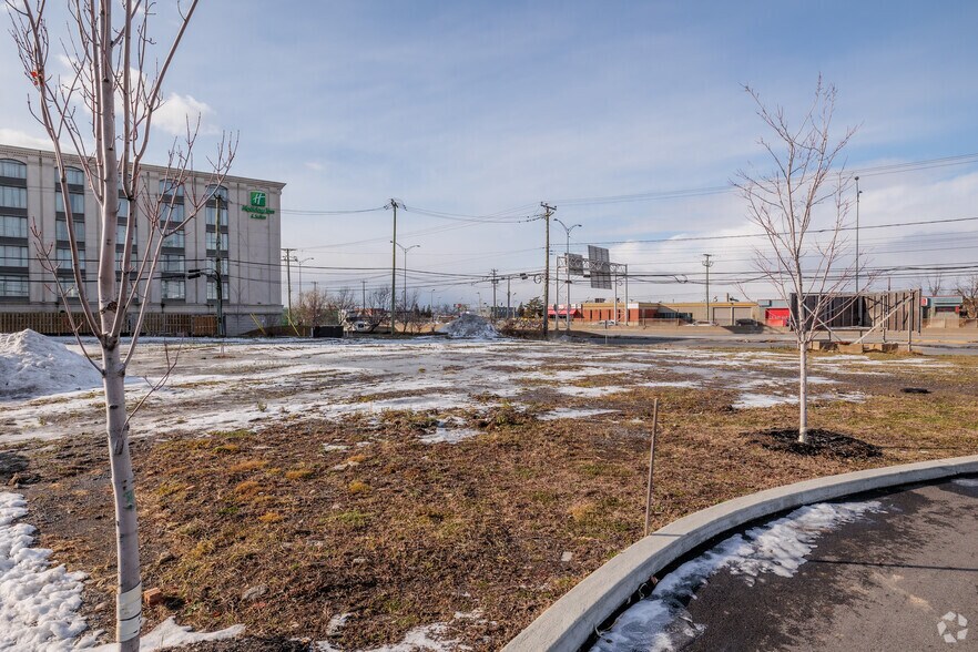 Ch De La Côte-de-Liesse, Montréal, QC à vendre - Photo de l’immeuble – Image 3 sur 3