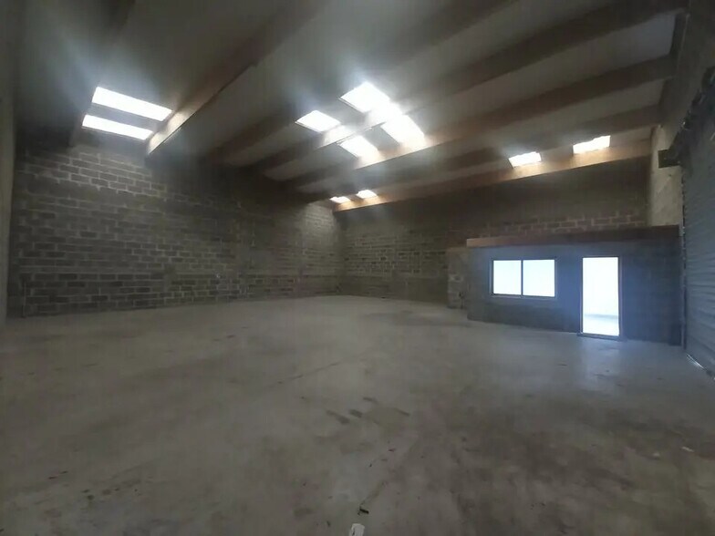 Local d’activités dans Mondeville à louer - Photo intérieure – Image 2 sur 5