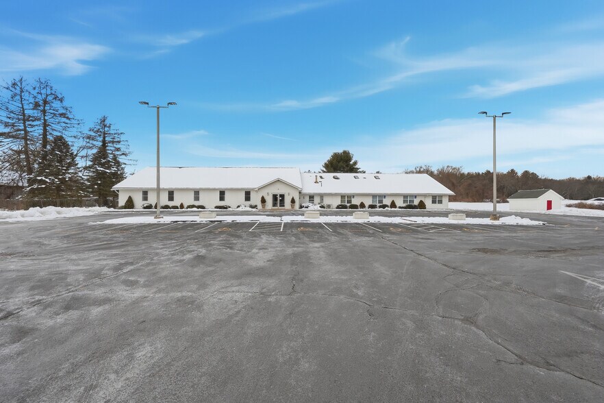 261 College Hwy, Southwick, MA à vendre - Photo de l’immeuble – Image 3 sur 19