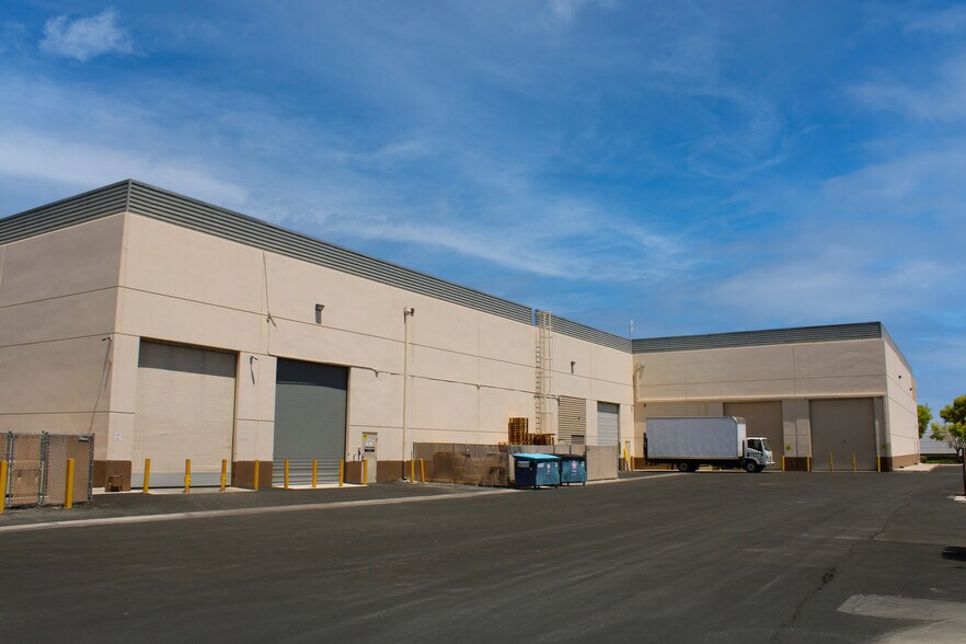 955 Grier Dr, Las Vegas, NV à louer - Photo de l’immeuble – Image 2 sur 7