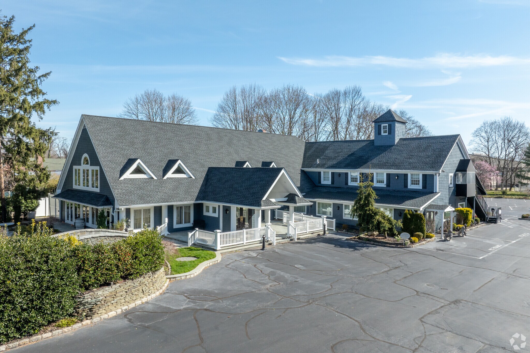195 N Country Rd, Miller Place, NY à vendre Photo principale– Image 1 sur 23