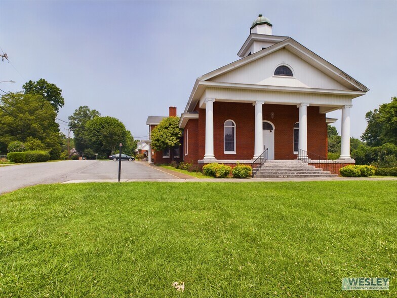 1373 Delwood Dr SW, Lenoir, NC à vendre - Photo de l’immeuble – Image 1 sur 24