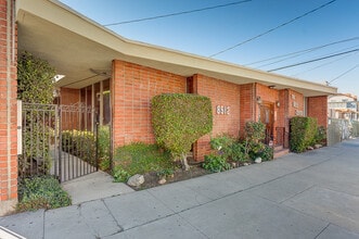 8512 Whitworth Dr, Los Angeles, CA à louer Photo de l’immeuble– Image 1 sur 22