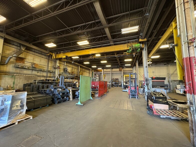 8011 Davies Rd NW, Edmonton, AB à vendre - Photo de l’immeuble – Image 3 sur 5