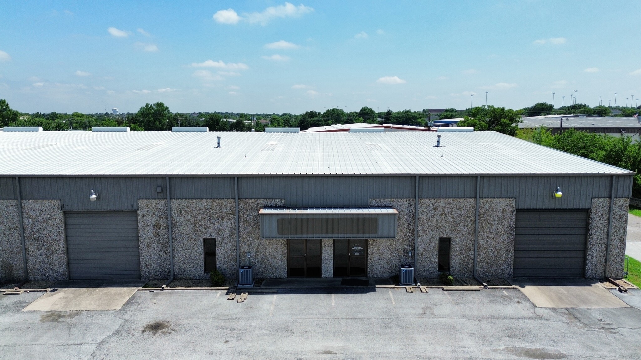 1000-1008 N Commercial Blvd, Arlington, TX à louer Photo de l’immeuble– Image 1 sur 9