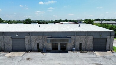 1000-1008 N Commercial Blvd, Arlington, TX à louer Photo de l’immeuble– Image 1 sur 9