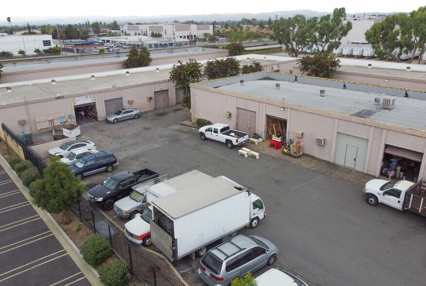 Brooks Commerce Center portefeuille de 4 biens à vendre sur LoopNet.fr - Photo de l’immeuble – Image 2 sur 6