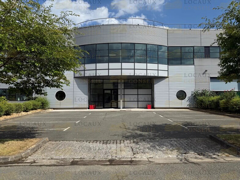 Local d’activités dans Élancourt à louer - Photo de l’immeuble – Image 1 sur 9