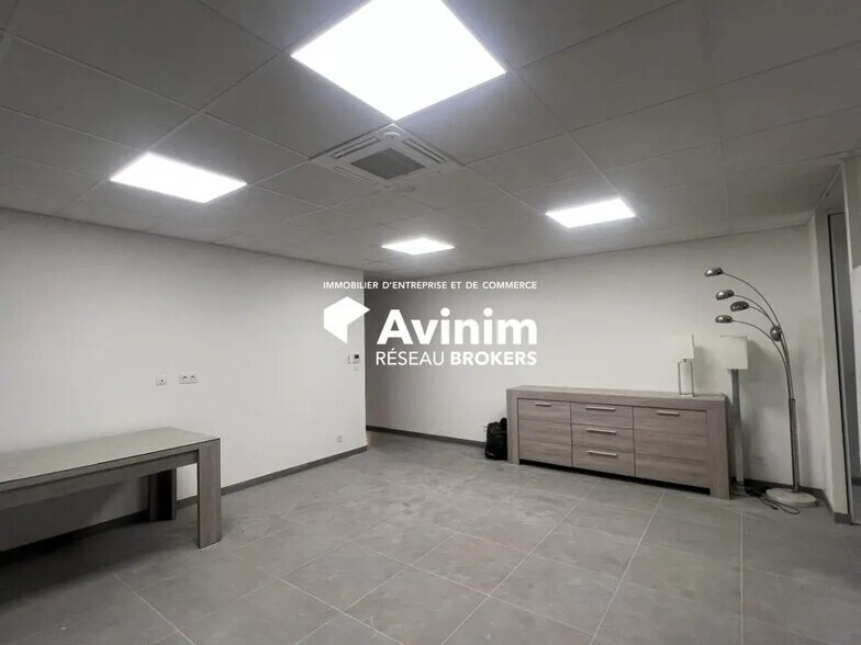 Bureau dans Saint-Bonnet-de-Mure à louer - Photo intérieure – Image 3 sur 9