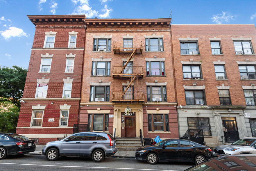 416 E 187th St, Bronx, NY à vendre - Photo de l’immeuble – Image 1 sur 4