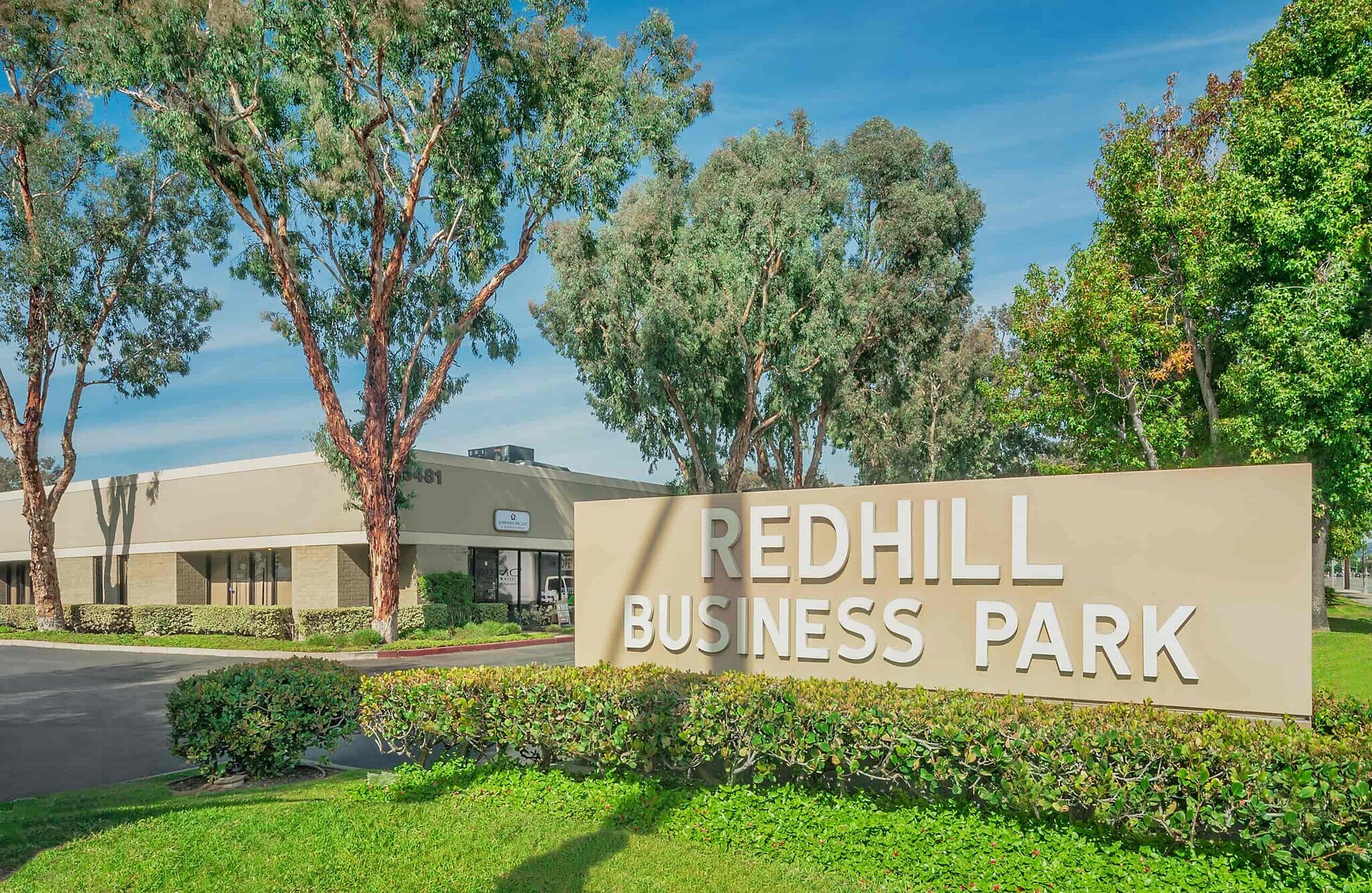 15461 Red Hill Ave, Tustin, CA à louer Photo de l’immeuble– Image 1 sur 2