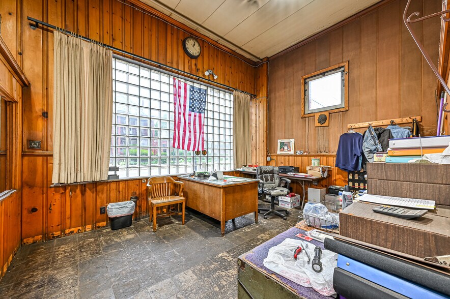 242 Merchant St, Ambridge, PA à vendre - Photo de l’immeuble – Image 3 sur 22
