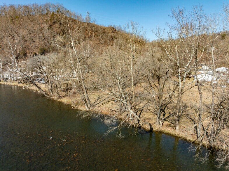 215 Lovers Ln, Elizabethton, TN à vendre - Photo de l’immeuble – Image 2 sur 16