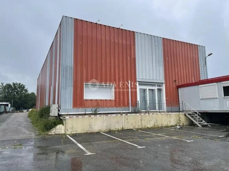 Local d’activités dans Coignières à louer - Photo de l’immeuble – Image 2 sur 4