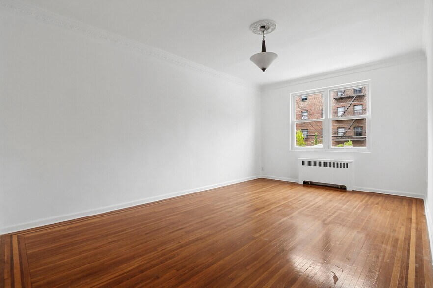 64-03 102nd st, Queens, NY à vendre - Photo intérieure – Image 3 sur 11