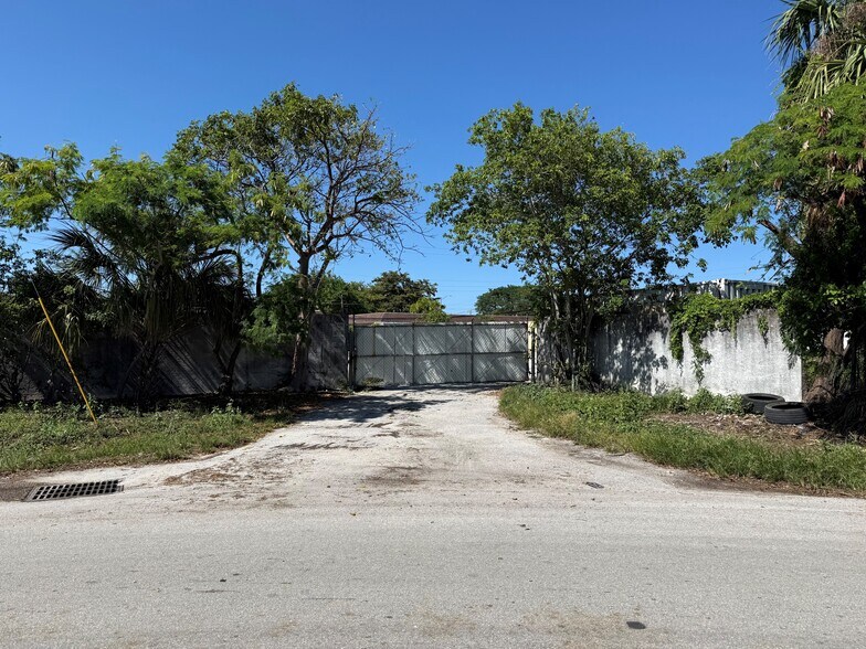 NE 45th Ct, Oakland Park, Oakland Park, FL à louer - Photo de l’immeuble – Image 2 sur 2