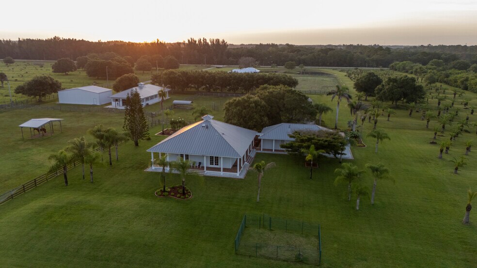 2301 58th Ave SW, Vero Beach, FL à vendre - Photo de l’immeuble – Image 2 sur 65