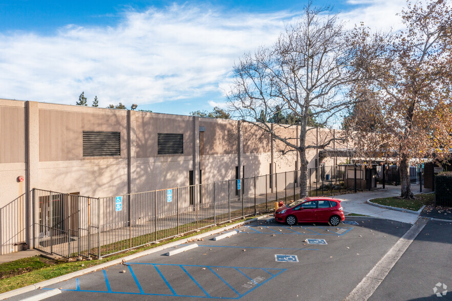 250 S Kraemer Blvd, Brea, CA à vendre - Photo de l’immeuble – Image 2 sur 5