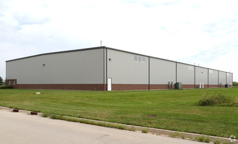 405 Comanche Cir, Harvard, IL à louer - Photo de l’immeuble – Image 3 sur 4
