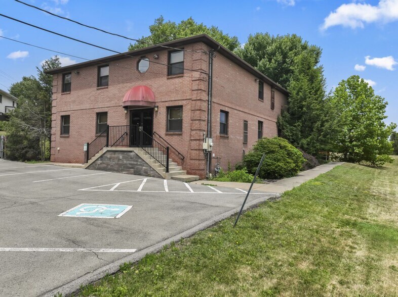 216 Pleasant Dr, Aliquippa, PA à vendre - Photo de l’immeuble – Image 3 sur 27