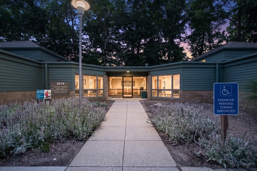 2575 Spring Arbor Rd, Jackson, MI à vendre - Photo de l’immeuble – Image 1 sur 24