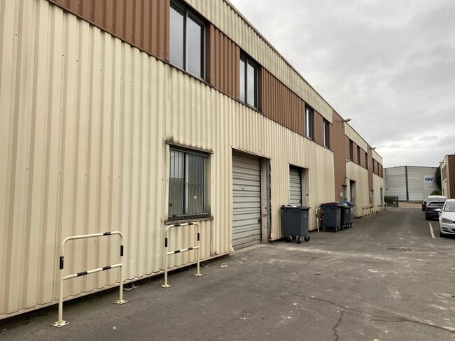 Plus de détails pour Local d'activités à louer