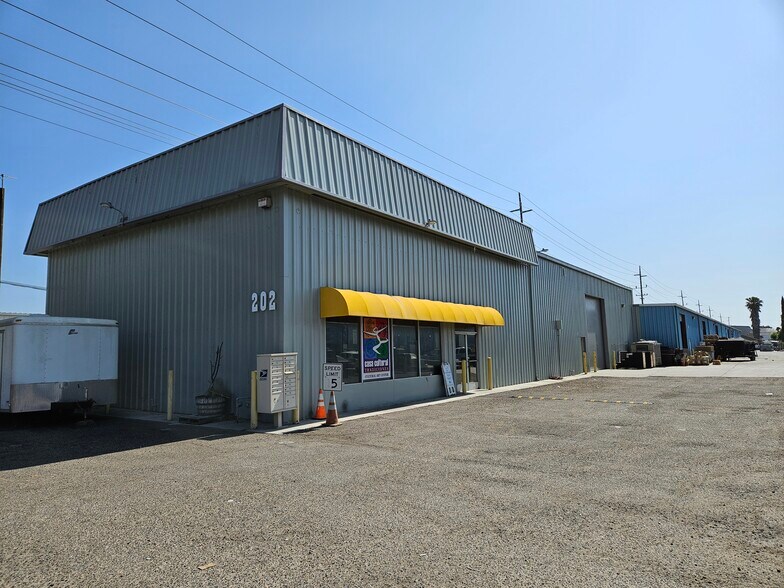 236 S Santa Cruz Ave, Modesto, CA à louer - Photo de l’immeuble – Image 2 sur 7