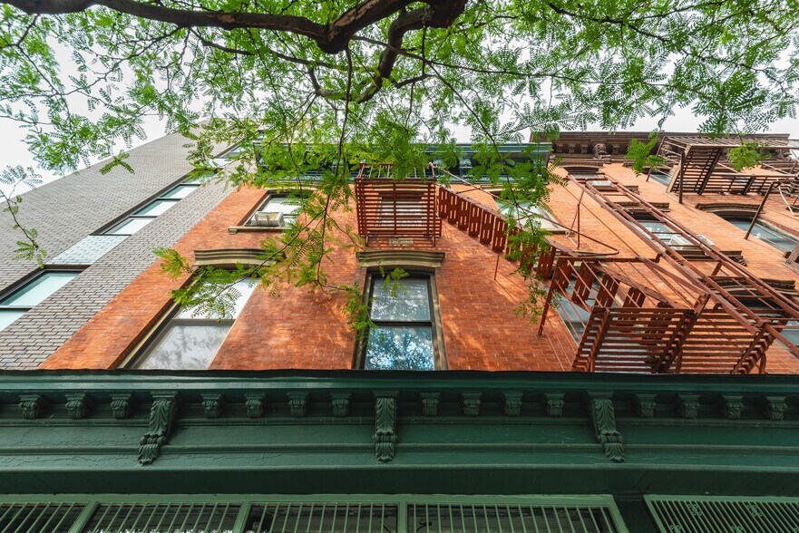 445 Grand St, Brooklyn, NY à vendre - Photo de l’immeuble – Image 3 sur 27