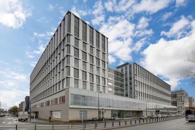 Plus de détails pour 1 Rue Stephenson, Montigny-le-Bretonneux - Bureau à louer