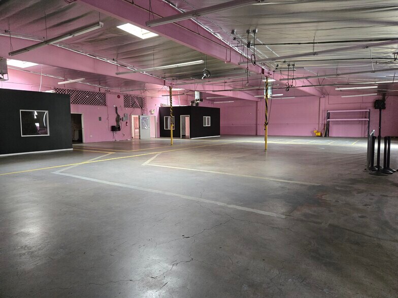 2205 N Hollywood Way, Burbank, CA à louer - Photo de l’immeuble – Image 3 sur 11