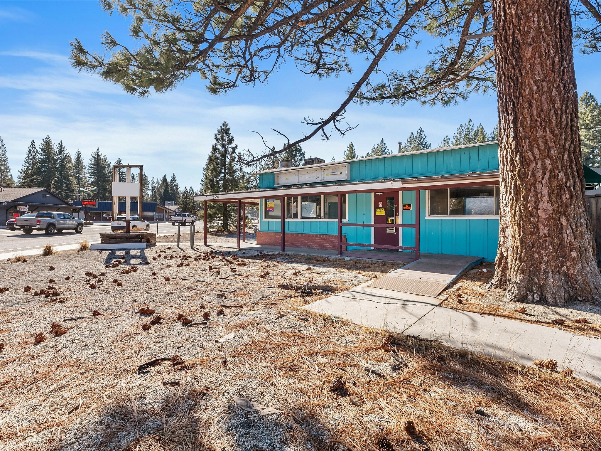 2591 Lake Tahoe Blvd, South Lake Tahoe, CA à louer Photo de l’immeuble– Image 1 sur 47