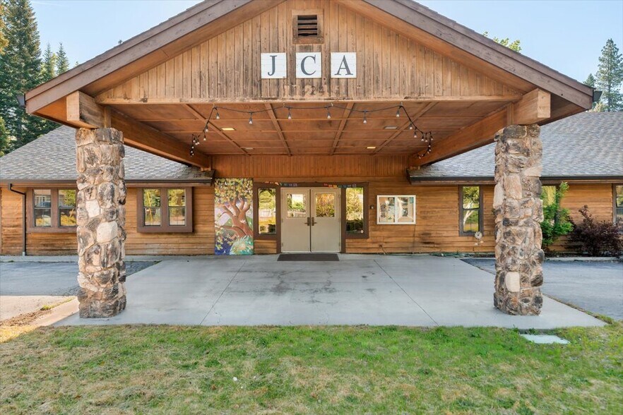 1124 Pine Grove Dr, Mount Shasta, CA à vendre - Photo principale – Image 1 sur 32