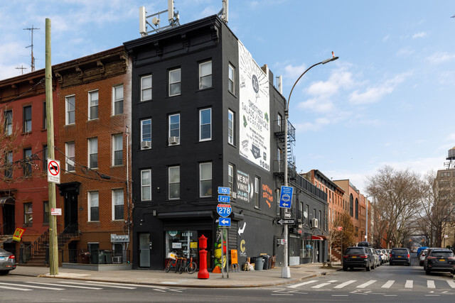 135 Huntington St, Brooklyn, NY à louer - Photo de l’immeuble – Image 1 sur 1