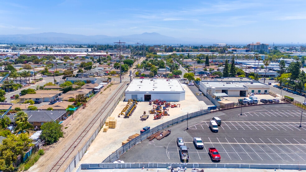 2602 Halladay St, Santa Ana, CA à vendre - Photo de l’immeuble – Image 3 sur 18