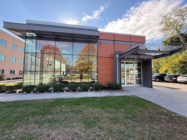 68 N Country Rd, Port Jefferson, NY à louer Photo de l’immeuble– Image 1 sur 2