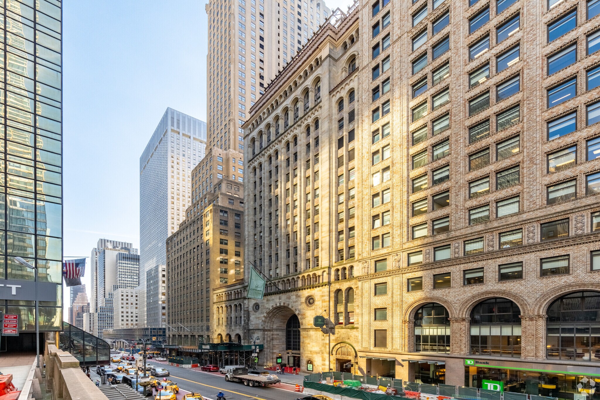 110 E 42nd St, New York, NY à louer Photo de l’immeuble– Image 1 sur 3