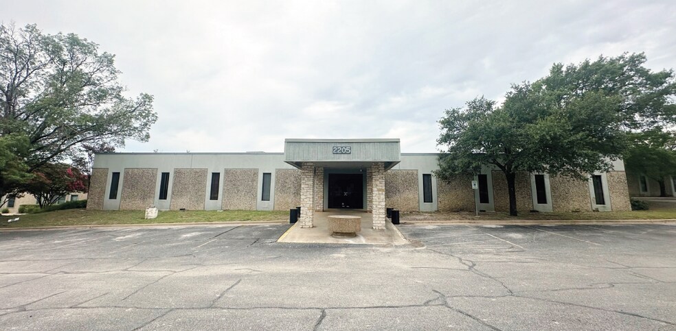 2205 Kramer Ln, Austin, TX à louer - Photo de l’immeuble – Image 3 sur 5