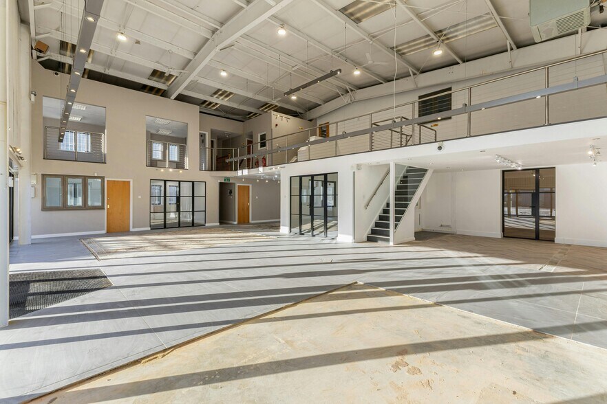4-12 Kempson Clos, Aylesbury à louer - Photo de l’immeuble – Image 3 sur 38