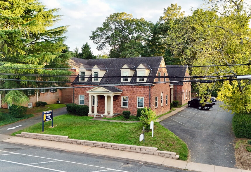 2120 Ivy Rd, Charlottesville, VA à louer - Photo de l’immeuble – Image 3 sur 7
