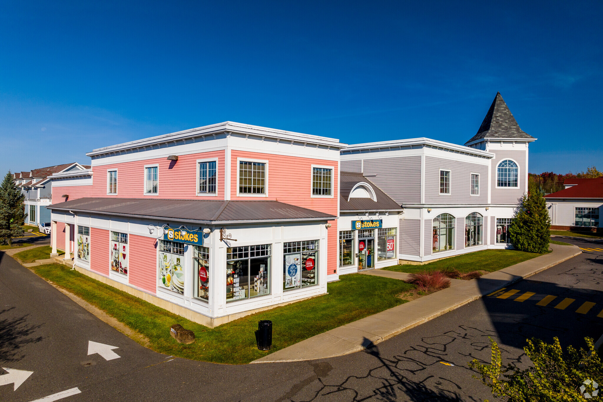 105 Boul Du Carrefour, Bromont, QC à vendre Photo de l’immeuble– Image 1 sur 8