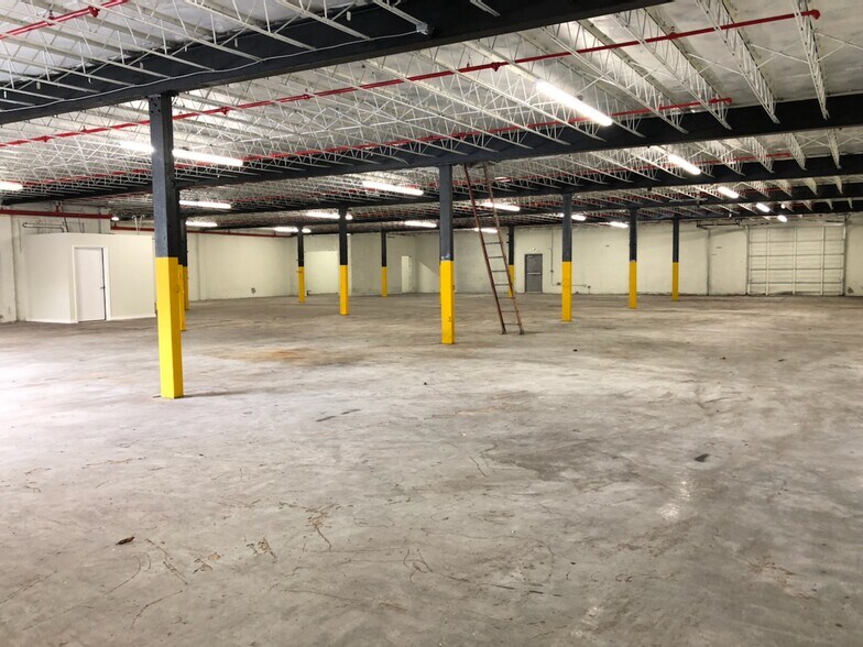 6220 NW 37th Ave, Miami, FL à louer - Photo de l’immeuble – Image 2 sur 3