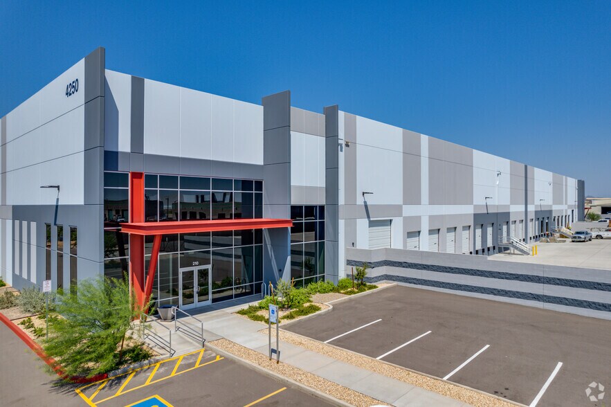 4250 E Superior Ave, Phoenix, AZ à louer - Photo principale – Image 1 sur 19