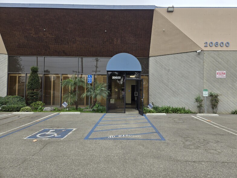 20600 Plummer St, Chatsworth, CA à vendre - Photo de l’immeuble – Image 2 sur 18