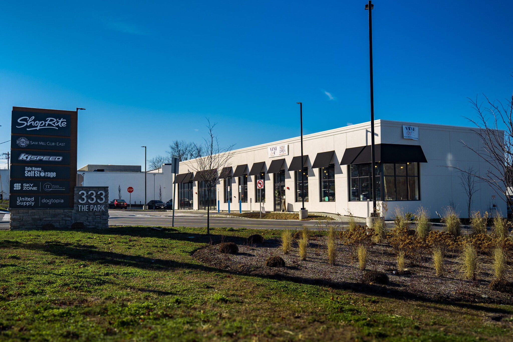 383 N Bedford Rd, Mount Kisco, NY à louer Photo de l’immeuble– Image 1 sur 8