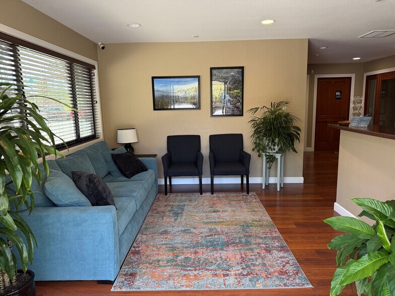 128 East St, Auburn, CA à louer - Photo principale – Image 1 sur 29