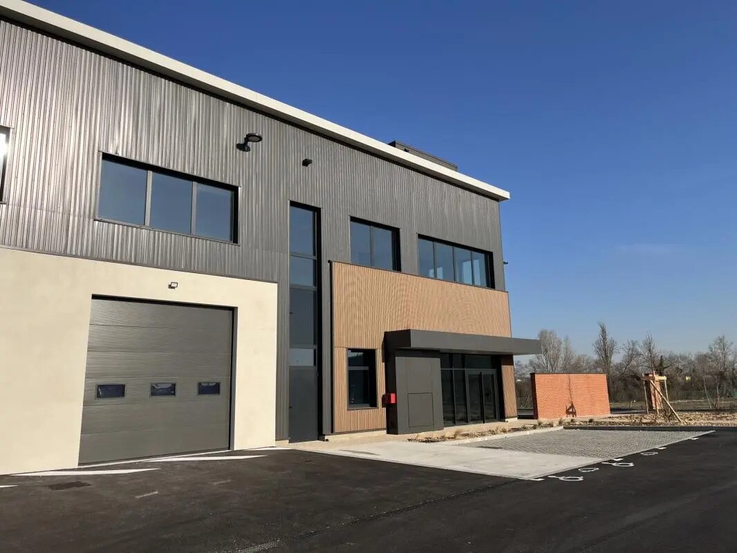 Local d’activités dans Saint-Priest à louer Photo de l’immeuble– Image 1 sur 8